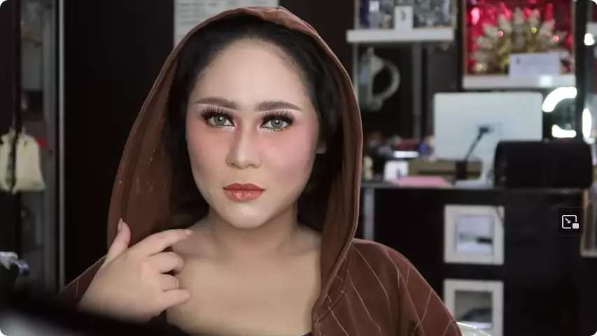 MUA ini sulap wajah cewek penuh bekas jerawat berbagai sumber