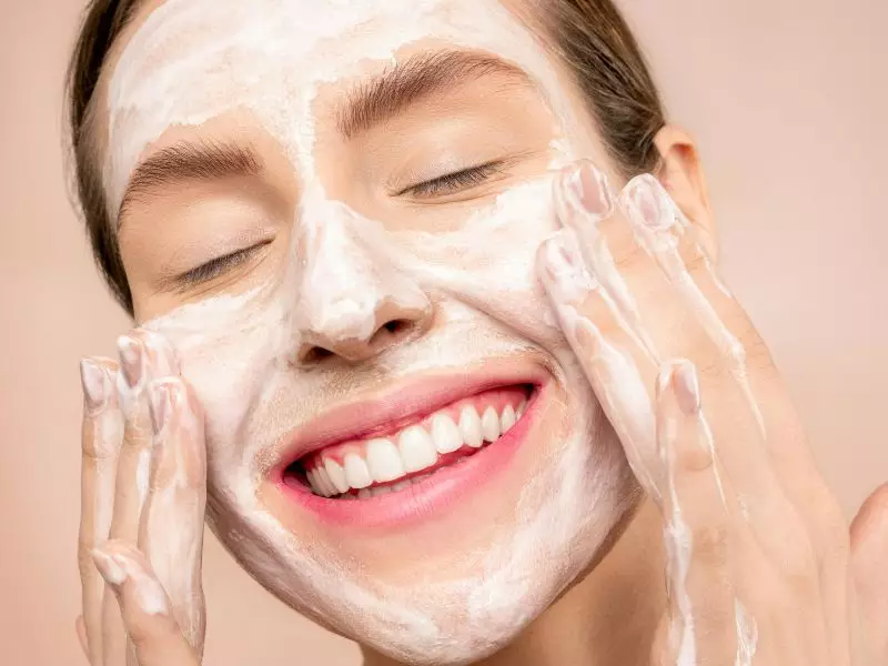 Kenali 10 kandungan skincare untuk mencerahkan kulit © 2024 berbagai sumber Kenali 10 kandungan skincare untuk mencerahkan kulit © 2024 berbagai sumber