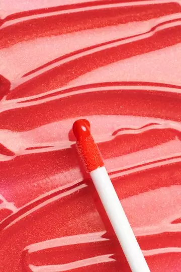 cara memperbaiki lipstik patah dan meleleh © 2024 Freepik.com