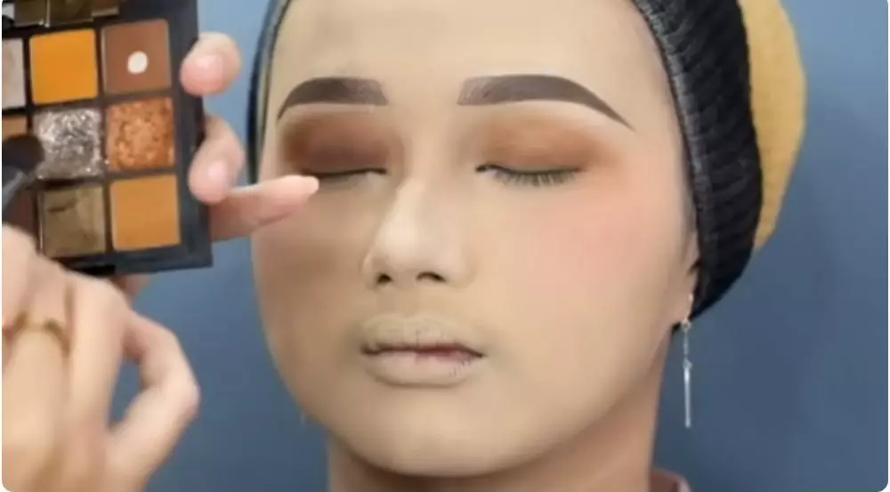 Transformasi makeup gadis berwajah kusam berbagai sumber