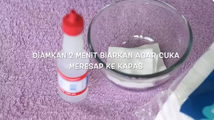 hempaskan bau badan asam pakai cuka. berbagai sumber