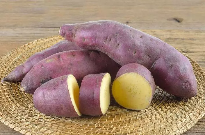 7 Makanan rekomendasi dokter untuk kulit kering Berbagai sumber