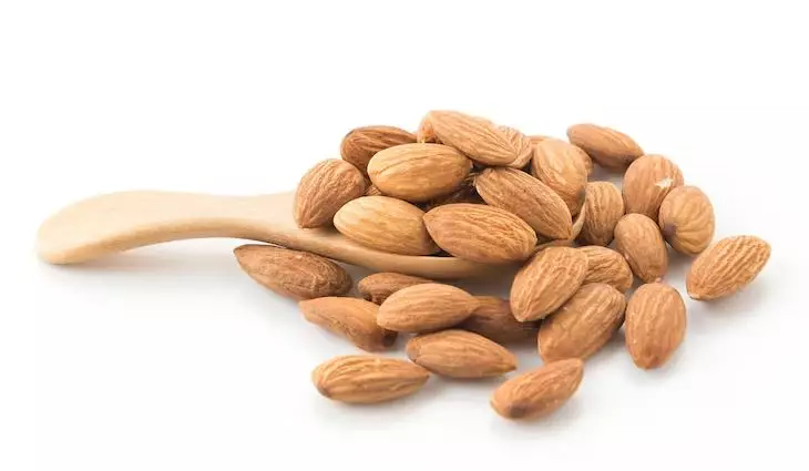 7 Makanan rekomendasi dokter untuk kulit kering Berbagai sumber