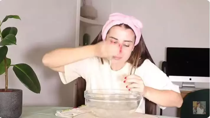 wanita ini tunjukkan cara kecilkan pori-pori berbagai sumber