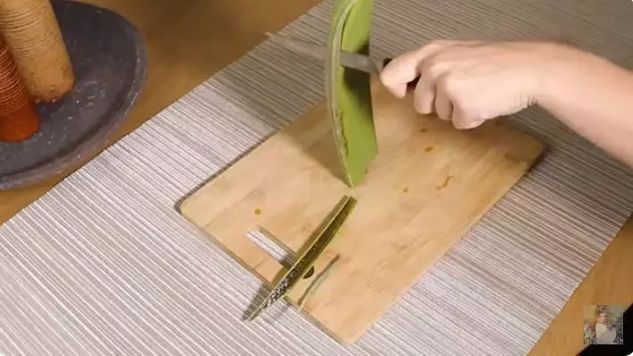 wanita ini tunjukkan cara kecilkan pori-pori berbagai sumber