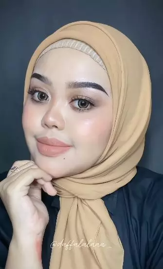 Wanita berwajah polos ini tiru dandanan Syahrini berbagai sumber Wanita berwajah polos ini tiru dandanan Syahrini berbagai sumber