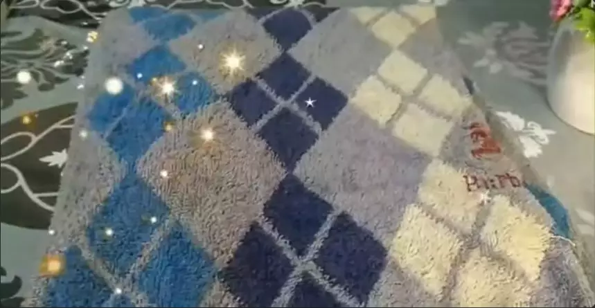 Bukan disikat detergen, ini trik cuci handuk kusam © YouTube