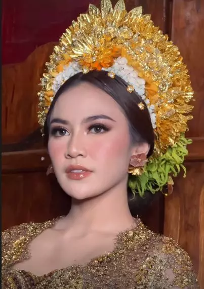 Detail makeup Mahalini saat prosesi adat Mepamit Instagram