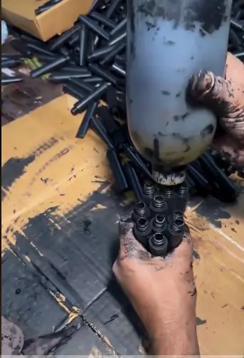 Potret pembuatan eyeliner bak bengkel motor berbagai sumber