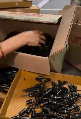 Potret pembuatan eyeliner bak bengkel motor berbagai sumber