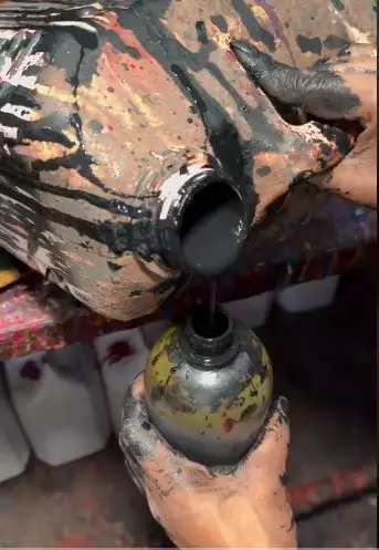 Potret pembuatan eyeliner bak bengkel motor berbagai sumber