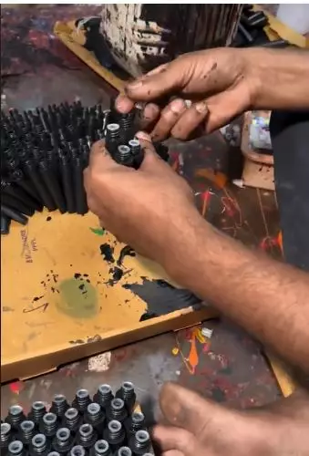 Potret pembuatan eyeliner bak bengkel motor berbagai sumber