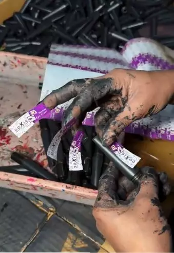 Potret pembuatan eyeliner bak bengkel motor berbagai sumber