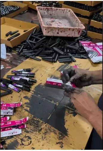 Potret pembuatan eyeliner bak bengkel motor berbagai sumber