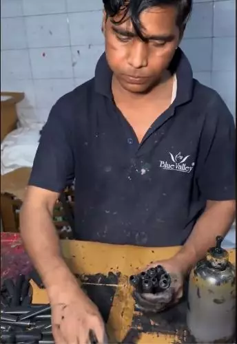 Potret pembuatan eyeliner bak bengkel motor berbagai sumber