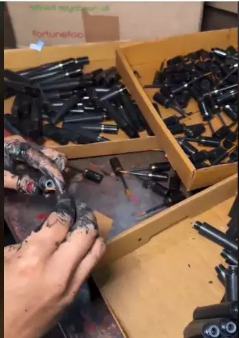 Potret pembuatan eyeliner bak bengkel motor berbagai sumber