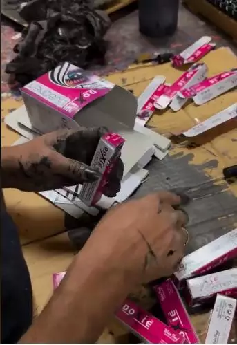 Potret pembuatan eyeliner bak bengkel motor berbagai sumber