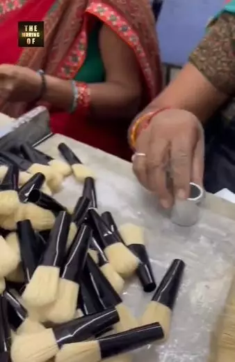 Potret pembuatan brush makeup jauh dari kata higienis Berbagai sumber