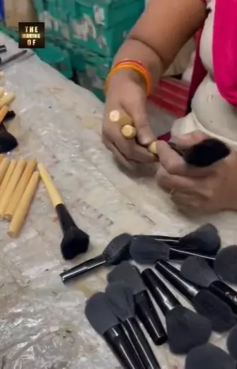 Potret pembuatan brush makeup jauh dari kata higienis Berbagai sumber