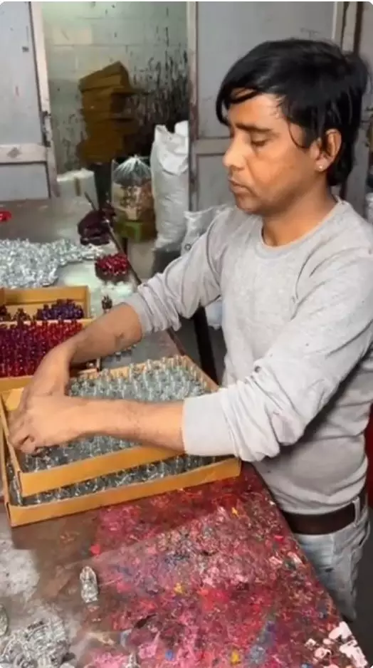 Potret pembuatan kutek nggak habis pikir berbagai sumber Potret pembuatan kutek nggak habis pikir berbagai sumber