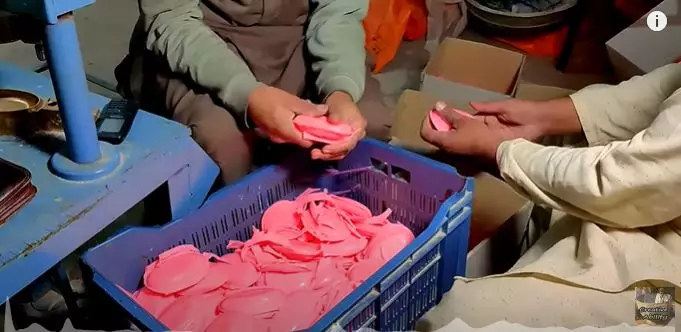 Potret pembuatan sabun rumahan serba manual Berbagai sumber