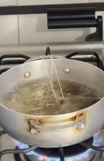 Menyamarkan tampilan uban agar rambut hitam alami TikTok