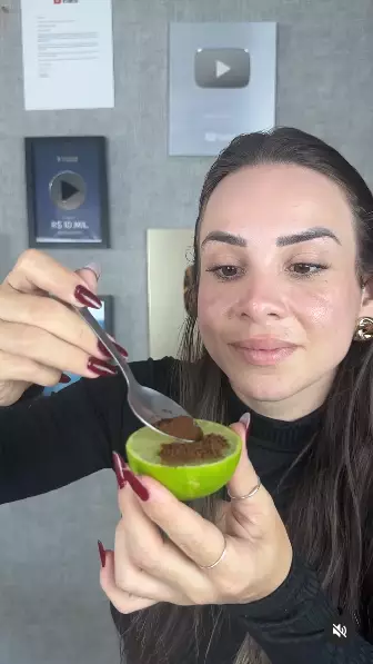 wanita ini bagikan cara bikin bibir merah alami. berbagai sumber