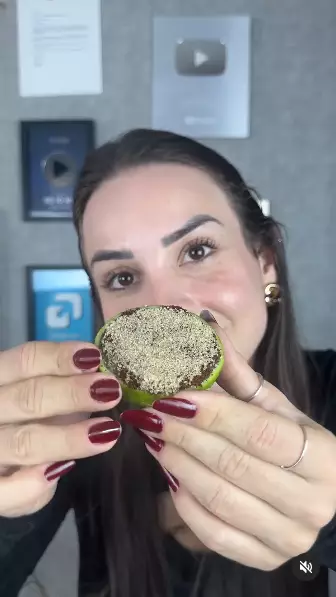 wanita ini bagikan cara bikin bibir merah alami. berbagai sumber