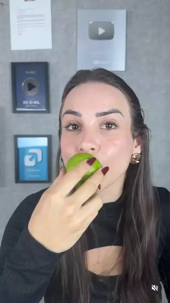 wanita ini bagikan cara bikin bibir merah alami. berbagai sumber