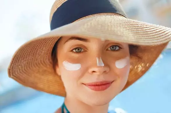 White cast dalam penggunaan sunscreen dan cara mengatasinya freepik.com White cast dalam penggunaan sunscreen dan cara mengatasinya freepik.com