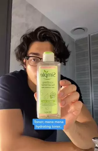 Pudarkan mata panda pakai hydrating toner dan serum pencerah TikTok Pudarkan mata panda pakai hydrating toner dan serum pencerah TikTok