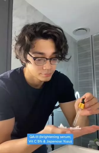 Pudarkan mata panda pakai hydrating toner dan serum pencerah TikTok Pudarkan mata panda pakai hydrating toner dan serum pencerah TikTok