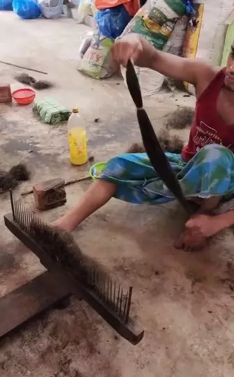 Pembuatan hair extension mirip sapu Berbagai sumber