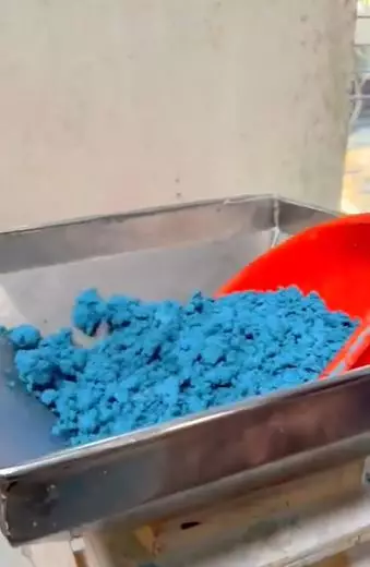 Pembuatan sabun batang mirip pencetakan batu bata © 2024 TikTok Pembuatan sabun batang mirip pencetakan batu bata © 2024 TikTok