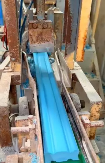 Pembuatan sabun batang mirip pencetakan batu bata © 2024 TikTok Pembuatan sabun batang mirip pencetakan batu bata © 2024 TikTok