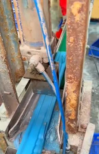 Pembuatan sabun batang mirip pencetakan batu bata © 2024 TikTok Pembuatan sabun batang mirip pencetakan batu bata © 2024 TikTok