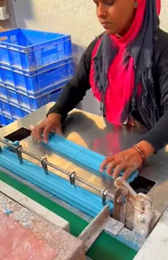 Pembuatan sabun batang mirip pencetakan batu bata © 2024 TikTok Pembuatan sabun batang mirip pencetakan batu bata © 2024 TikTok