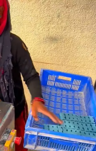 Pembuatan sabun batang mirip pencetakan batu bata © 2024 TikTok Pembuatan sabun batang mirip pencetakan batu bata © 2024 TikTok