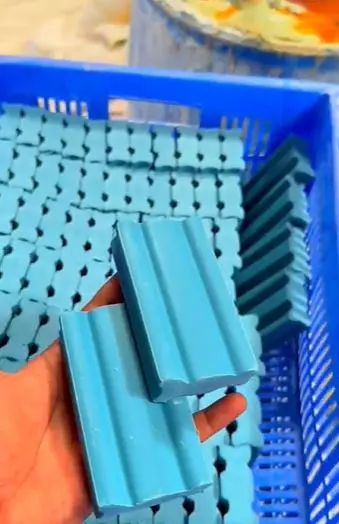 Pembuatan sabun batang mirip pencetakan batu bata © 2024 TikTok Pembuatan sabun batang mirip pencetakan batu bata © 2024 TikTok