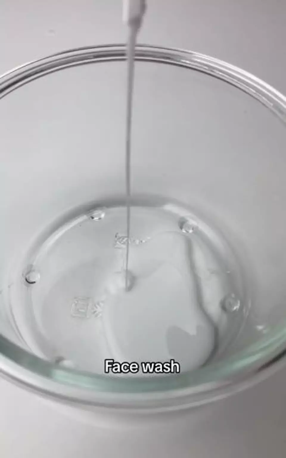 Bersihkan pori wajah pakai facial wash dan baking soda Berbagai sumber