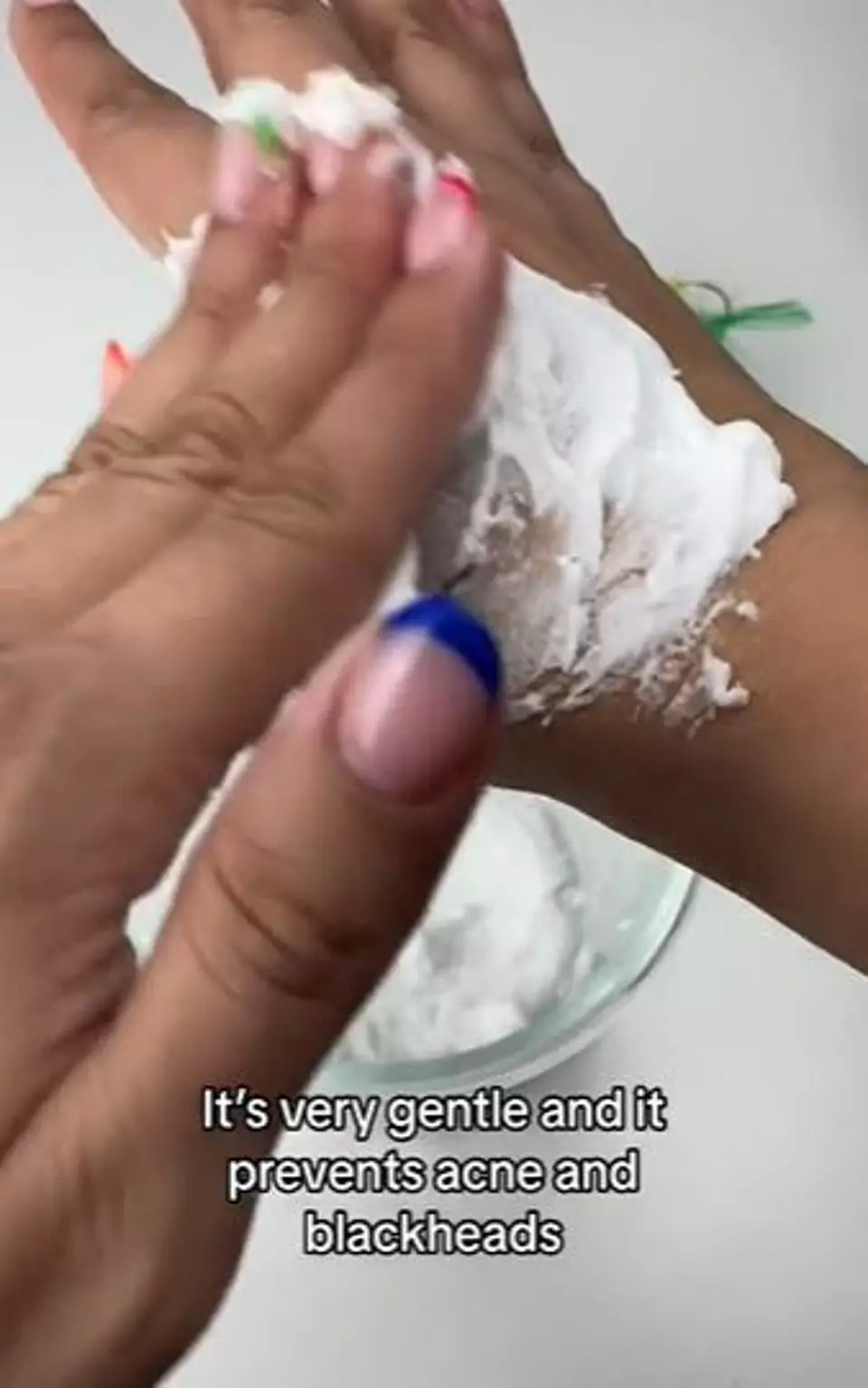 Bersihkan pori wajah pakai facial wash dan baking soda Berbagai sumber