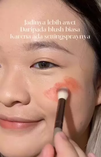 Trik atasi blush on nggak pigmented cuma andalkan 1 produk makeup TikTok