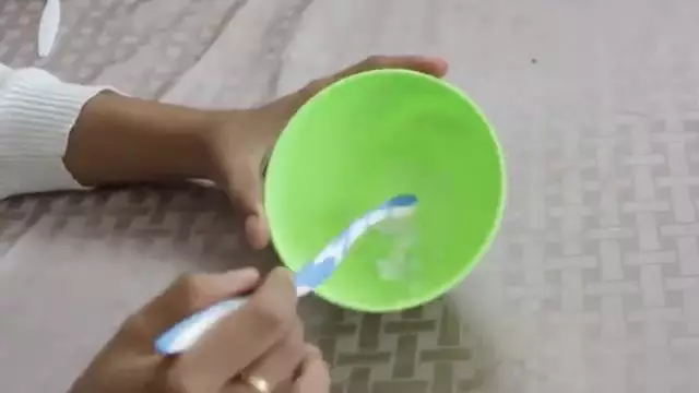 Cara memutihkan dan menghilangkan karang gigi © YouTube