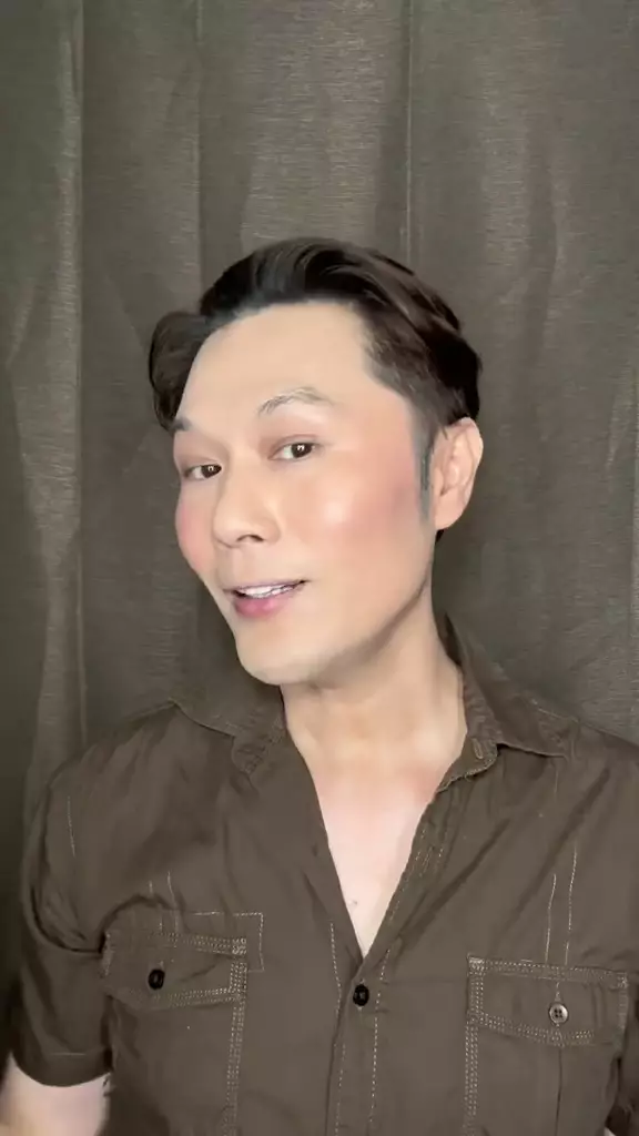 trik mengatasi blush on terlalu tebal dan menor © TikTok