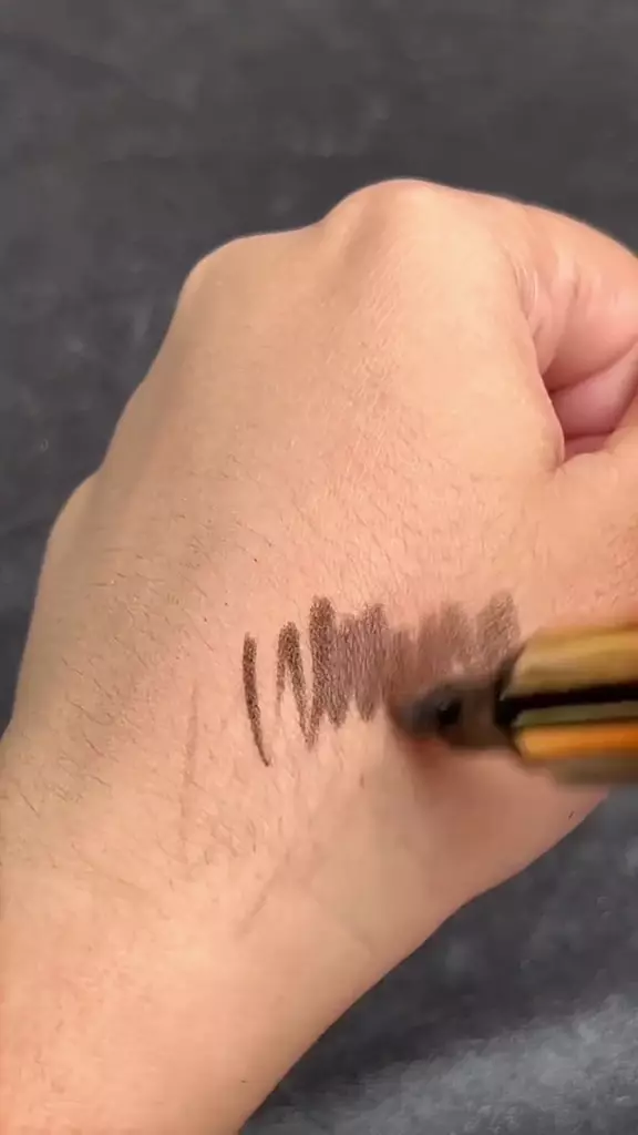Eyeliner habis jangan dibuang © TikTok Eyeliner habis jangan dibuang © TikTok