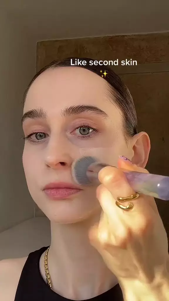 trik aplikasikan foundation pakai sendok © TikTok trik aplikasikan foundation pakai sendok © TikTok