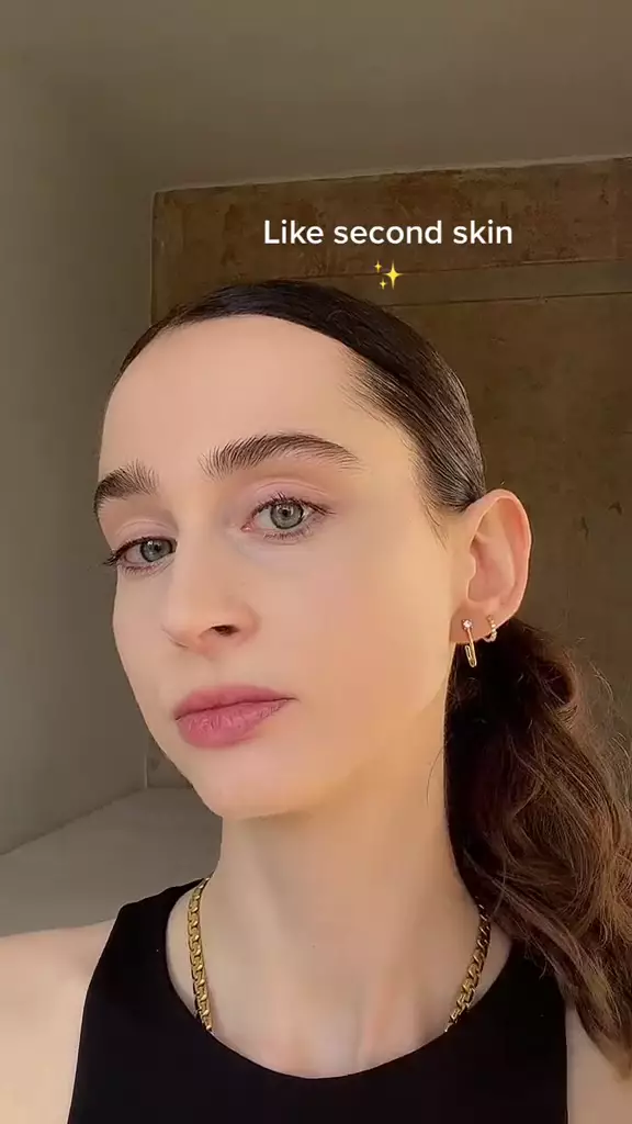 trik aplikasikan foundation pakai sendok © TikTok trik aplikasikan foundation pakai sendok © TikTok