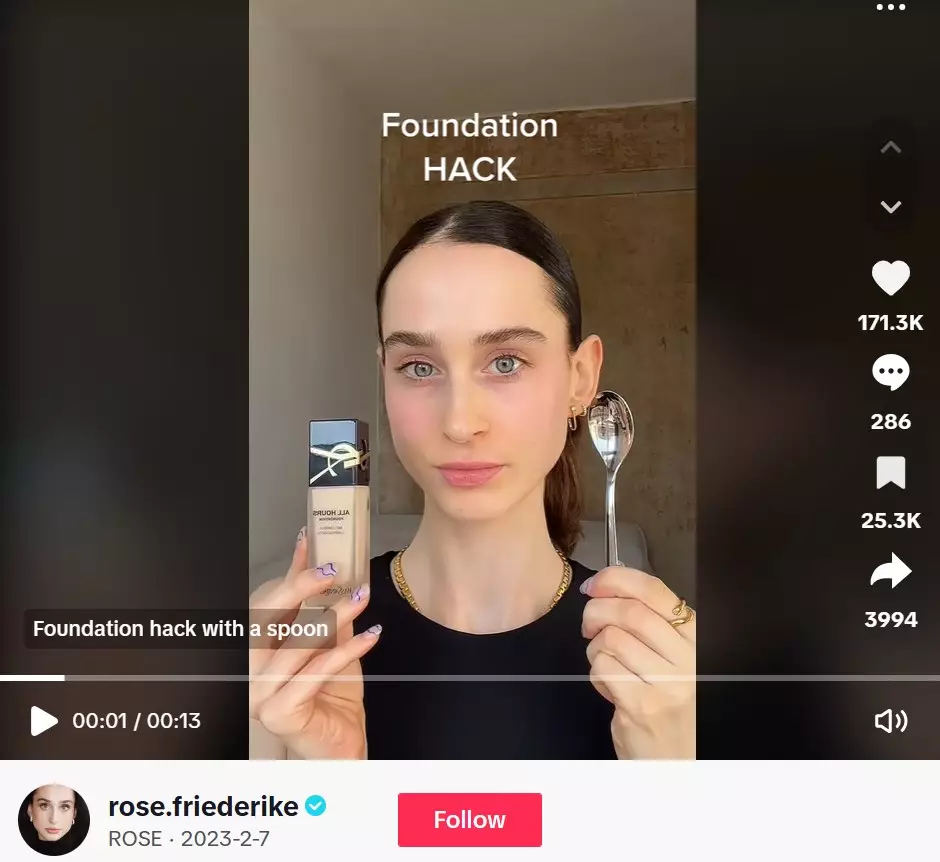 trik aplikasikan foundation pakai sendok © TikTok trik aplikasikan foundation pakai sendok © TikTok