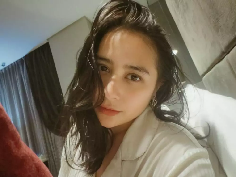 Prilly tampil bare face tanpa makeup © Instagram