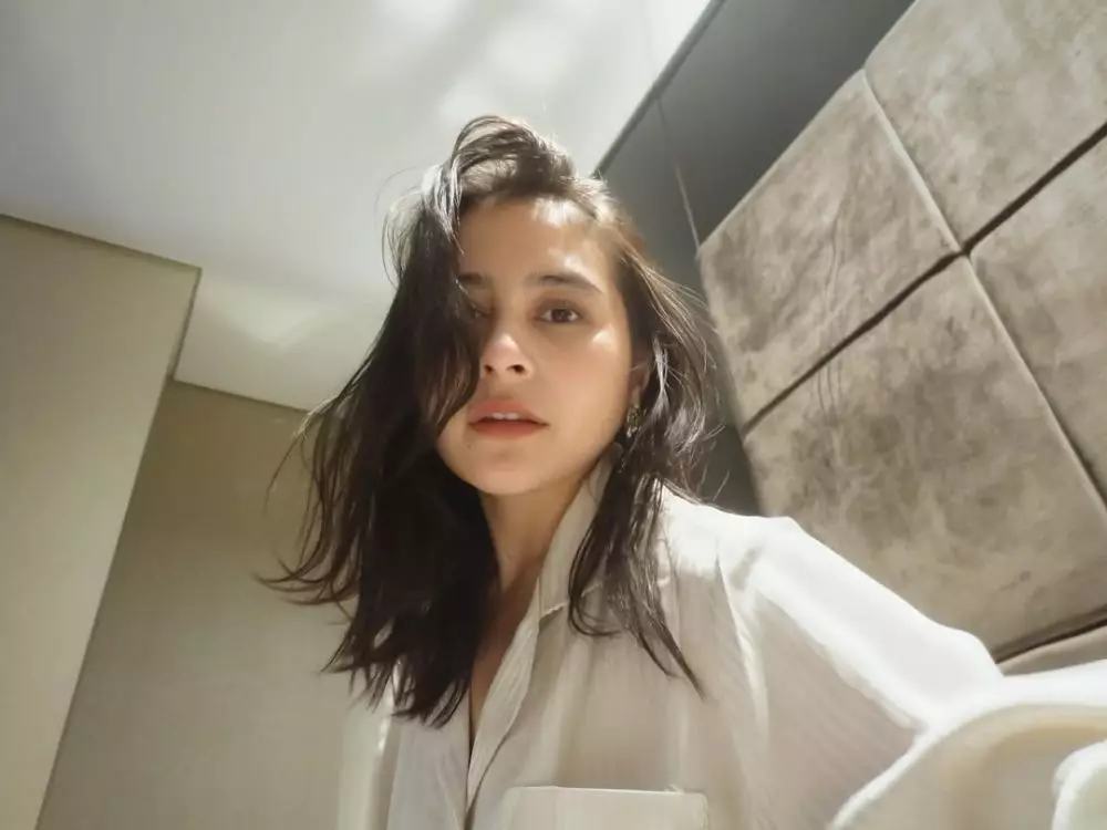 Prilly tampil bare face tanpa makeup © Instagram